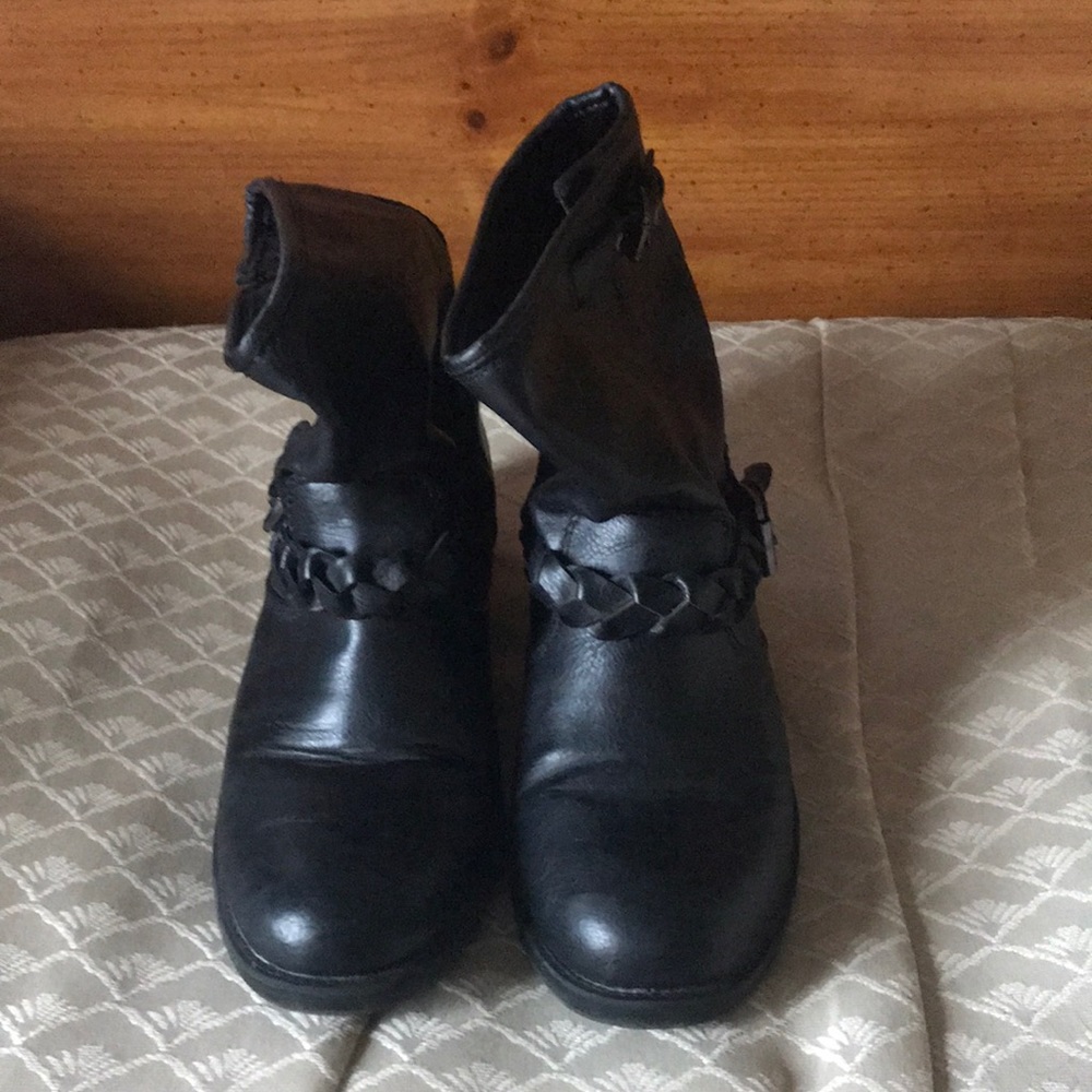 A little above the ankle boots with side buckle